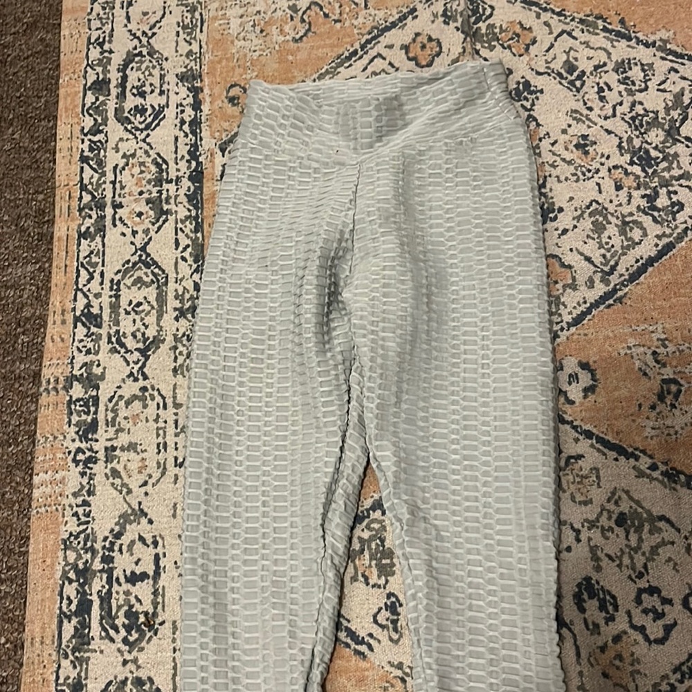 Grey leggings with butt scrunch